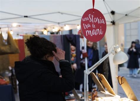 Una storia tra le mani, mercatino artigianale in via Carlo Alberto